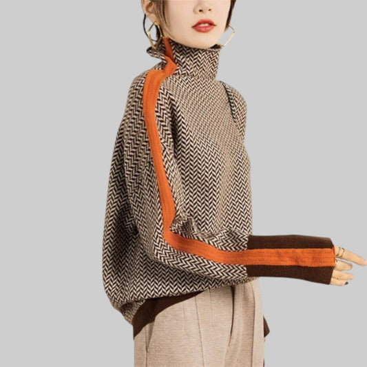 Елена – Стилен пуловер с висока яка и контрастни полоси