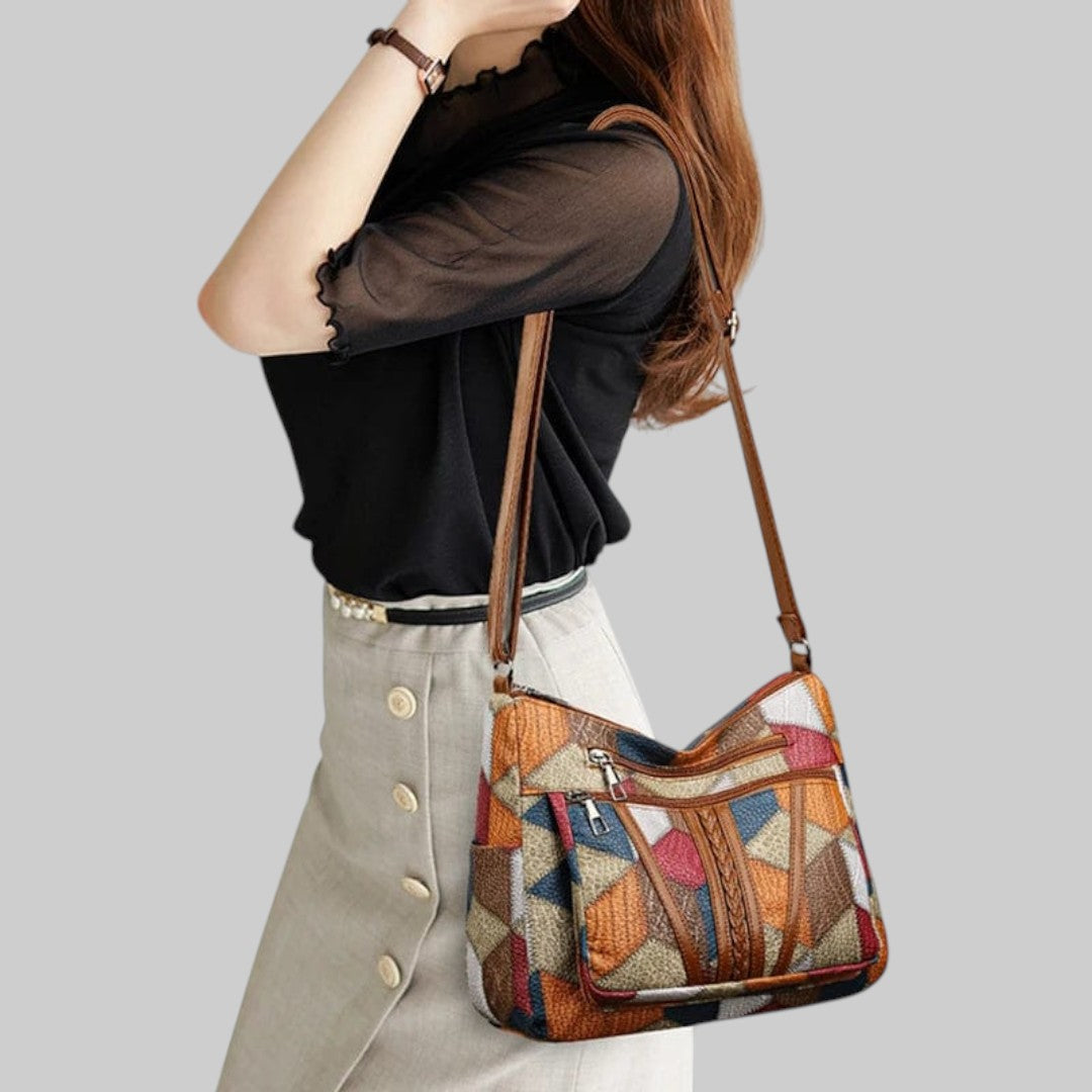 Клара – Стилна кожена чанта с уникален дизайн